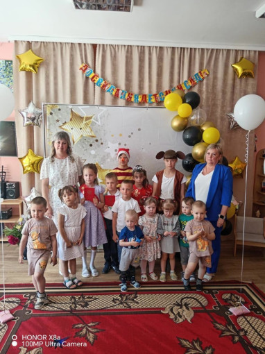 Их провожаем в школу. В добрый час! Их провожаем в школу. В добрый час!.